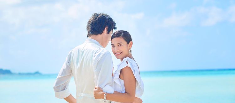 ホワイトアロウチャペル ビーチフォトツアーで幸せな想いも表情も、鮮やかに残しての画像