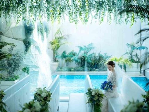 白基調×水の流れるチャペルがより花嫁を美しく