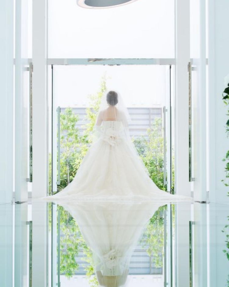 奈良県唯一のガラスのバージンロードはドレスを最大限に輝かせる