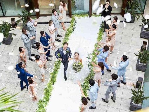 ザ オーク ガーデン別邸 木屋 挙式後は鴨川沿いのテラスで祝福の画像2