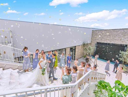 ララシャンス岡崎 大階段でフラワーシャワーの画像1