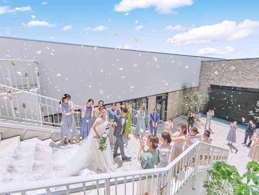 ララシャンス岡崎 ゲストに囲まれフラワーシャワーの画像3