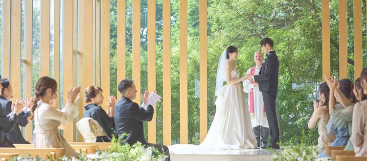 あしびの郷 壁一面の窓が演出する緑と自然光が、おふたりを綺麗に彩りますの画像1