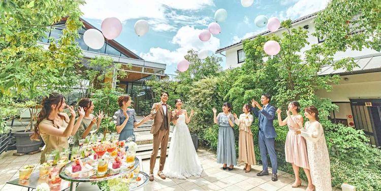 あしびの郷 壁一面の窓が演出する緑と自然光が、おふたりを綺麗に彩りますの画像3