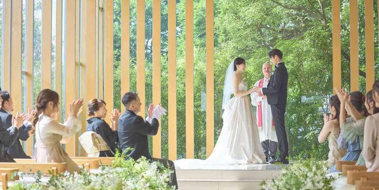 あしびの郷 壁一面の窓が演出する緑と自然光が、おふたりを綺麗に彩りますの画像2
