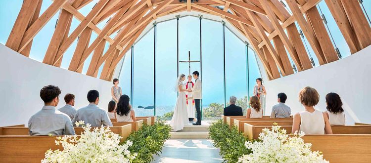 気品ある輝きを湛えるティファニー製の十字架がある瀬良垣島教会