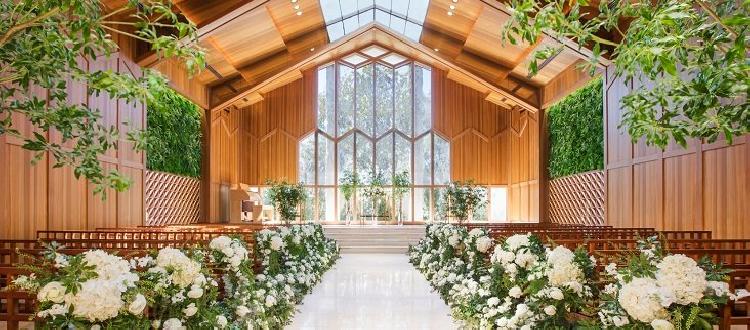 ベル・ジャルダン 天井から優しい自然光が差し込み緑を望むチャペルの画像1