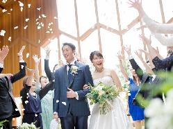 ベル・ジャルダン 天井から優しい自然光が差し込み緑を望むチャペルの画像2