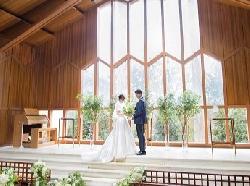 ベル・ジャルダン 天井から優しい自然光が差し込み緑を望むチャペルの画像3