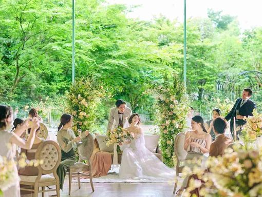 大宮璃宮 披露宴会場の大きな窓から緑望むの画像1