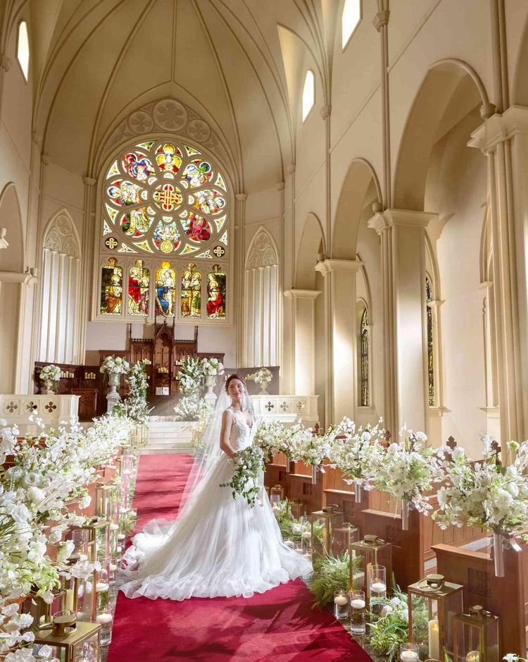 大宮アートグレイス ウエディングシャトー 海外に来たかのような大聖堂。ステンドグラスの前で誓う挙式の画像1