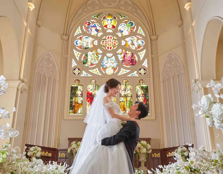 大宮アートグレイス ウエディングシャトー 海外に来たかのような大聖堂。ステンドグラスの前で誓う挙式の画像2