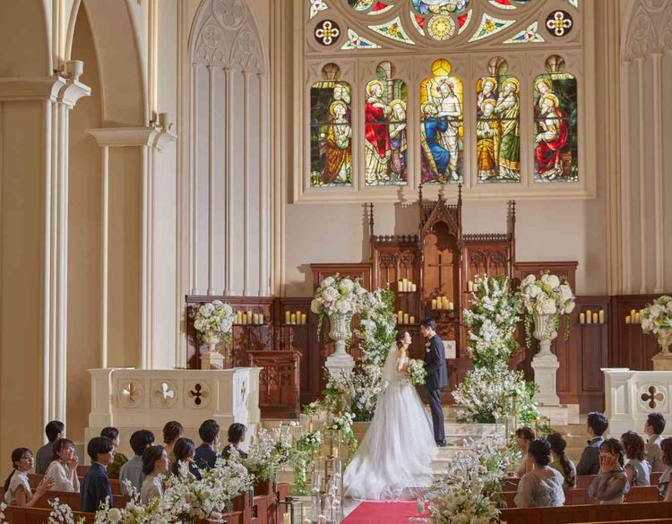 大宮アートグレイス ウエディングシャトー 海外に来たかのような大聖堂。ステンドグラスの前で誓う挙式の画像3