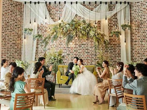 大宮アートグレイス ウエディングシャトー ソファ席でゲストと距離感近く!の画像1