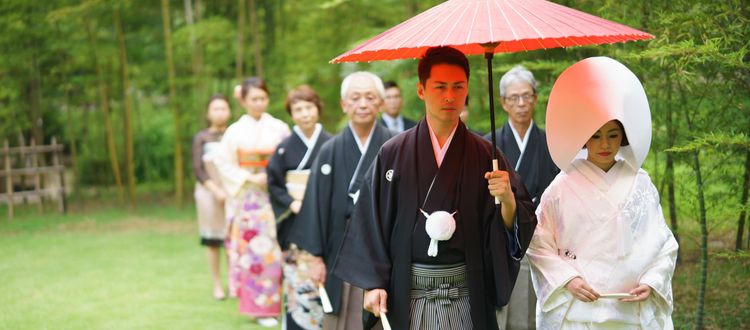 美しい緑、四季折々の花に彩られた日本庭園の中で挙式