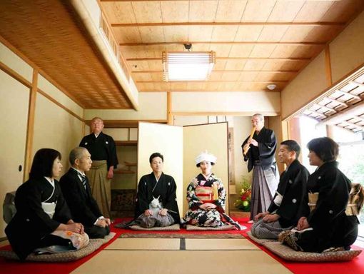 美しい緑、四季折々の花に彩られた日本庭園の中で挙式