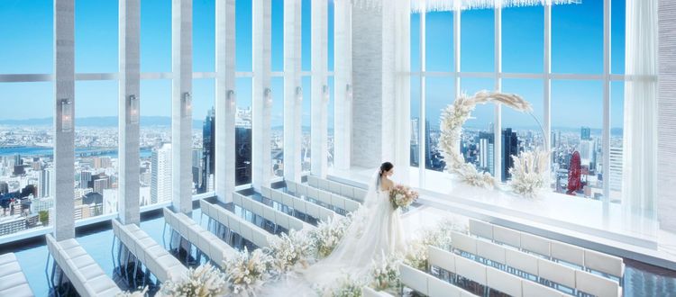 LAGUNAVEIL PREMIER 2面ガラス張りの大きな窓からは自然光がたっぷり降り注ぐの画像