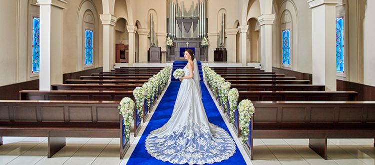 花嫁の姿を美しく引き立てる「ロイヤルブルー」のバージンロード