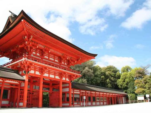 京都ならではの和婚をおふたりの好きな神社で叶えることができる