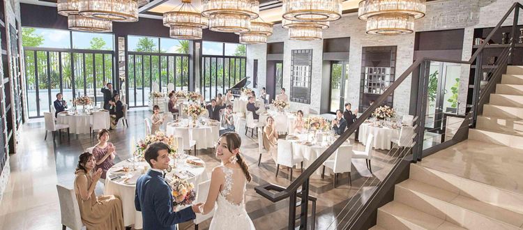 ビアンカーラ ヒルサイドテラス プール付ガーデンを望む大きな窓から自然光が差す開放的な会場の画像1