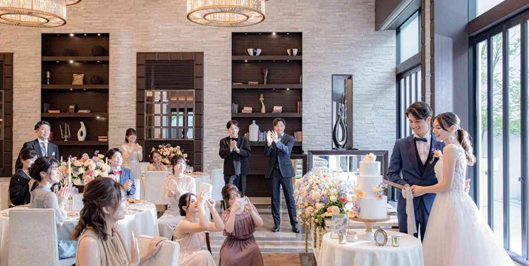 ビアンカーラ ヒルサイドテラス プール付ガーデンを望む大きな窓から自然光が差す開放的な会場の画像2