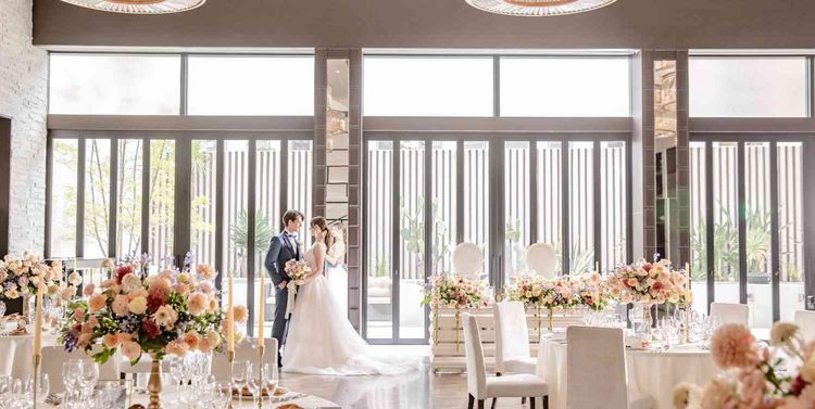 ビアンカーラ ヒルサイドテラス プール付ガーデンを望む大きな窓から自然光が差す開放的な会場の画像3