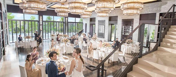 ビアンカーラ ヒルサイドテラス プール付ガーデンを望む大きな窓から自然光が差す開放的な会場の画像