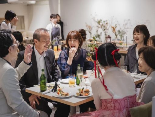 Apt2cWedding 新郎新婦も自席をとびだして…の画像1