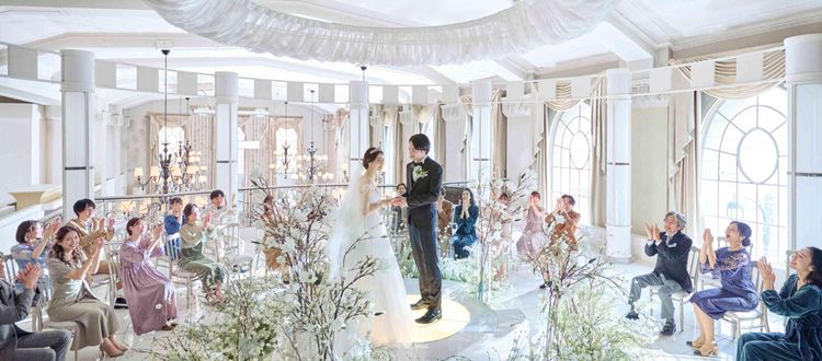 アルモニービアン（国登録有形文化財） ゲストに囲まれる円形チャペル。温かな一体感と絆を育む挙式の画像