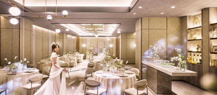 L2126 ふたりの隠れ家のような空間で、ゲストと自然な会話を楽しんでの画像