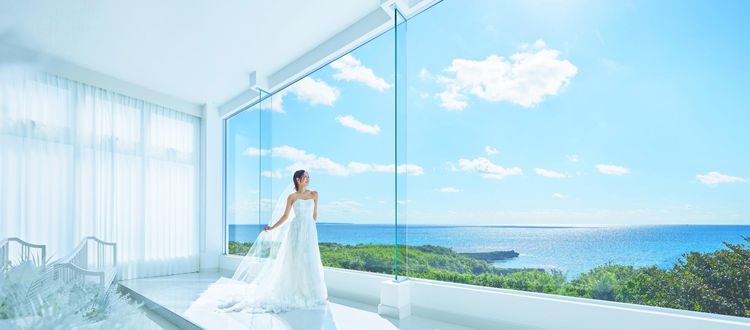 ザサーフシーサイドシーンミヤコジマ 海の青さが際立つように
白で統一された清らかなチャペルの画像1