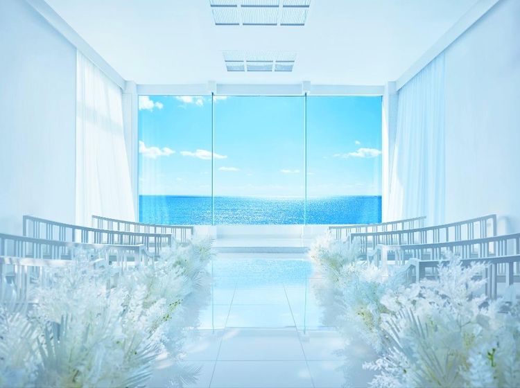 ザサーフシーサイドシーンミヤコジマ 海の青さが際立つように
白で統一された清らかなチャペルの画像2