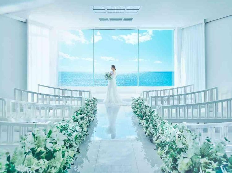 ザサーフシーサイドシーンミヤコジマ 海の青さが際立つように
白で統一された清らかなチャペルの画像4