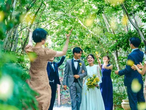 メーヤー・ライニンガー 自然の中でのフラワーシャワーの画像3