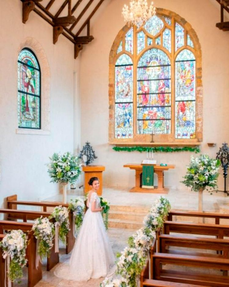 約100年もの間、花嫁を見守るステンドグラスが輝く大聖堂