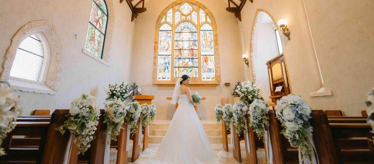 約100年もの間、花嫁を見守るステンドグラスが輝く大聖堂