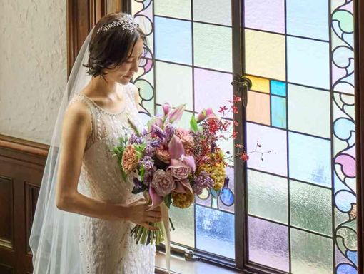天窓の美しいステンドグラスから差し込む自然光が花嫁様を包む感