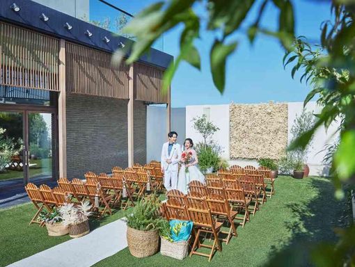 アマンダンテラス 青空の下で叶うガーデン挙式の画像1