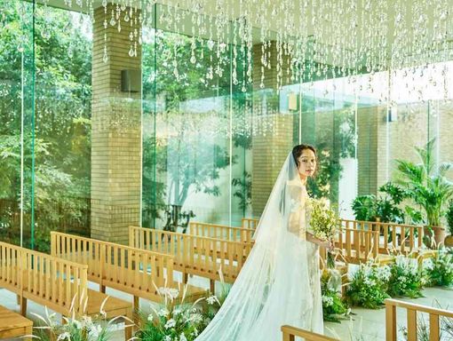 アマンダンテラス 天井のクリスタルが輝く空間の画像2