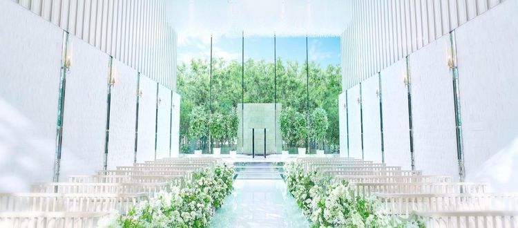 シャルマンシーナTOKYO 祭壇に広がる緑と抜けるような青空と陽光が印象的な光のチャペルの画像