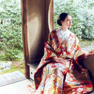 Casa M（カーサエム） さまざまな色調の美しさが祝宴に華やぎを添える一着