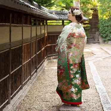 Casa M(カーサエム) 落ち着きのある色に華やかな刺繍が施されたデザインは趣を感じる一枚