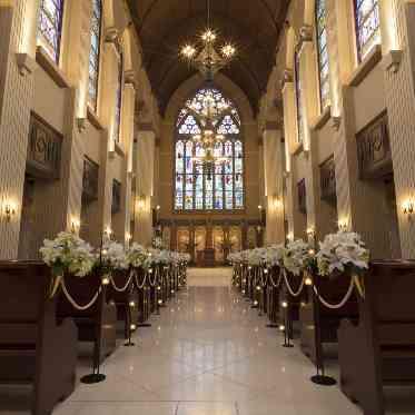 ブルーミントンヒル 英国の「セント・マーティン教会」と同じ工房・デザインの豪奢なステンドグラスに感動