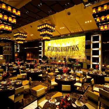 ブルーミントンヒル 横幅8mの圧巻の巨大スクリーンはゲストや両親へふたりの思いを伝える映像演出に使っ