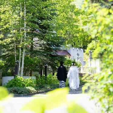 ブルーミントンヒル 自然豊かな屋外は和装もぴったりです