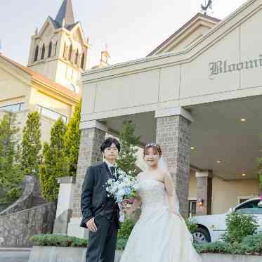 ブルーミントンヒル ブルーミングトンヒルで迎えた最高の一日。青空の下、ふたりの新しい門出を祝福します