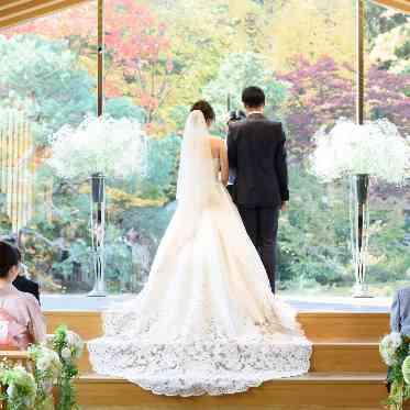 エルムガーデン キリスト式では長いトレーンも映えます