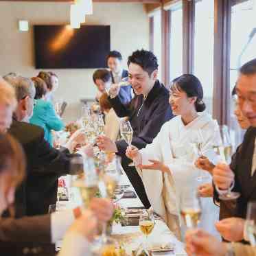 エルムガーデン ゲストと一緒に祝杯を
