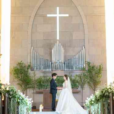 アールベルアンジェ札幌 木の温もりが純白のドレスに映える