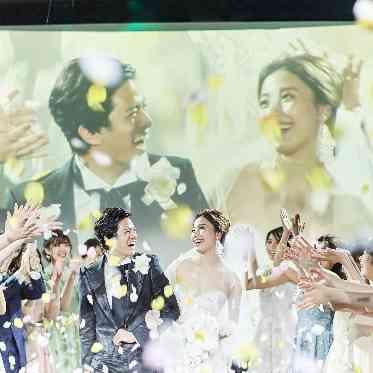 グローヴ・ウィズ・アクアスタイル スクリーンにふたりを映しだして。ゲストの目には映画のワンシーンように見える